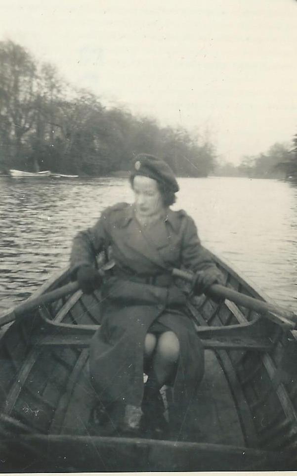 Lilian Harvey rowing on the lake in the Bois de Boulogne