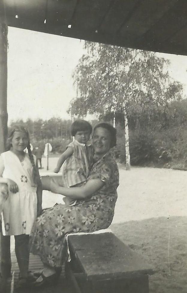 Ruth and Bertha Weinmann with unknown girl