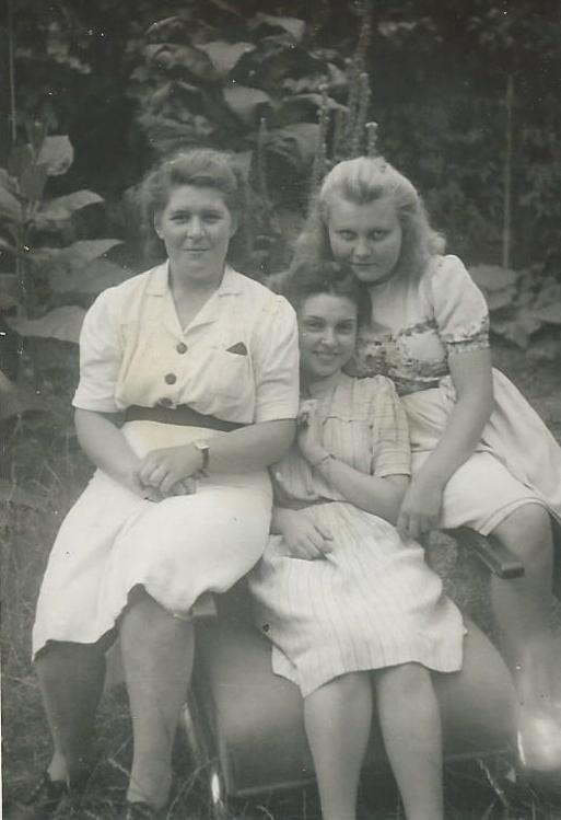 Ruth Weinmann in the garden of her friend Sonja's home with Sonja (left) and Margit (right)